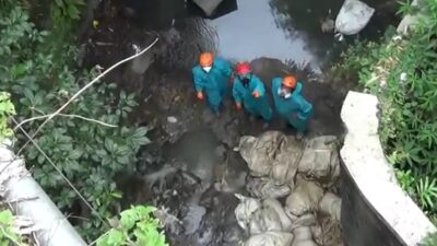 Petugas APD Lengkap Evakuasi Bangkai Ayam di Sungai Jurang Gunting Salatiga