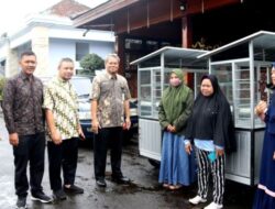 Pj Bupati Banjarnegara Serahkan 11 Gerobak untuk PKL