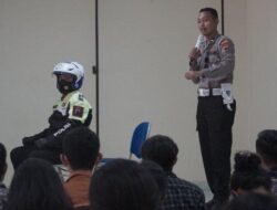 Police Goes to Campus Berikan Sosialisasi Safety Riding di UKSW
