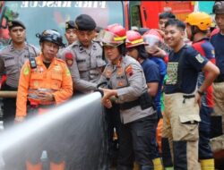 Polres Banjarnegara Hadir dan Peduli korban tanah longsor di Dukuh Guruh Desa Sawangan Punggelan Banjarnegara