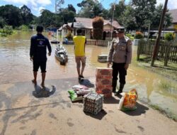 Polres Lamandau Bagikan Bansos Pada Masyarakat Terdampak Banjir