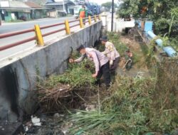 Polsek Batangan dan Koramil Gotong Royong Bersihkan Endapan Tanah di bawah Jembatan
