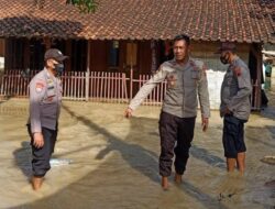 Puluhan Rumah Warga Tergenang Air, Kapolsek Pantau Lokasi