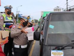 Sat Lantas Polres Semarang Berikan Hadiah kepada Pengguna Jalan Tertib Berkendara
