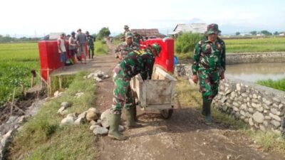 Satgas TMMD Kodim Pemalang dan Masyarakat Kebut Pembuatan Talud di Desa Cibelok