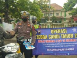 Sosialisasi Operasi Zebra Candi 2022, Satlantas Polres Batang Bagikan Leaflet dan Stiker