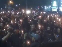 Suporter Salatiga Gelar Aksi Doa Bersama Serta Penyalaan Lilin di Lapangan Pancasila atas Tragedi Kanjuruhan