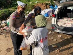 TPA Ngronggo, Polres Salatiga Bagikan Beras untuk Warga