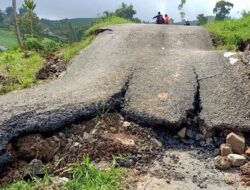 Tanah Gerak di Banjarnegara, Jalan Desa Putus-Lahan Kentang Rusak
