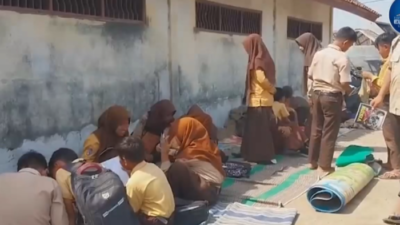 Terdampak Proyek Tol, Puluhan Siswa SD di Demak Belajar di Luar Kelas Beralas Tikar