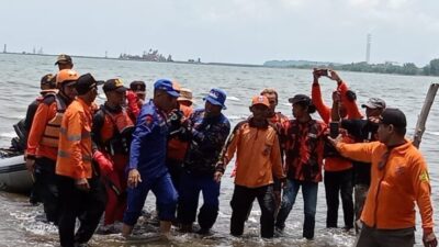 Tim Gabungan Evakuasi Pemancing Tenggelam di Pantai Sicepit