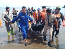 Tim Gabungan Pencari Berhasil Evakuasi Satu Jenazah Korban Kapal Sopek Tenggelam di Batang