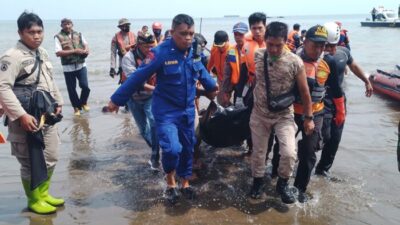 Tim Gabungan Pencari Evakuasi Satu Jenazah Korban Kapal Sopek Tenggelam di Batang