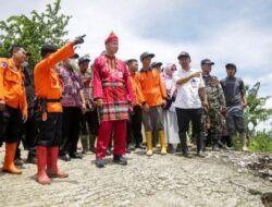 Tinjau Lokasi Pergerakan Tanah di Banjarnegara, Ganjar Minta Daerah Rawan Dipasangi EWS