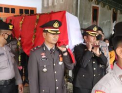 Upacara Pemakaman Anggota yang Gugur saat Pengamanan di Stadion Kanjuruhan dipimpin Langsung Kapolres
