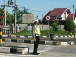 Urai Kepadatan Lalu Lintas, Unit Lantas Polsek Tingkir Pantau Pertigaan Exit Tol