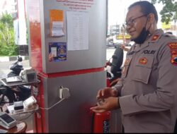 Kapolsek Tingkir Melakukan Penempelan Stiker Sarana Pengaduan Call Centre Polri 110 Di SPBU Payaman