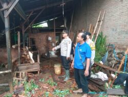 6 Desa di Pati Diterjang Angin Kencang, Polisi Bantu Bersihkan Kerusakan Rumah Warga