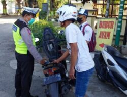 Aksi Terpuji, Anggota Satlantas Polres Rembang Bantu Pengendara Motor Kehabisan BBM