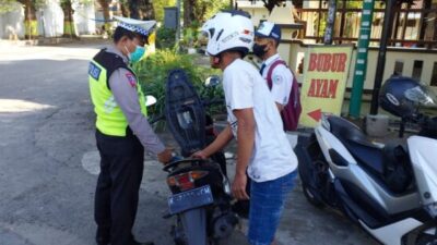 Aksi Terpuji, Anggota Satlantas Polres Rembang Bantu Belikan BBM Untuk Pengendara Motor Yang Kehabisan BBM