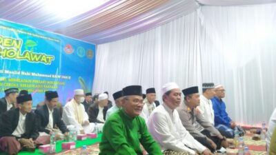 Anggota Polsek Tingkir Amankan Pengajian Akbar Canden Bersholawat Di Masjid Baiturrochim Canden