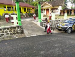 Bantu Anak Menyebrang Jalan Saat Berangkat Sekolah, Personel Polres Banjarnegara Gelar PAM AG