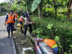Bantu Warga Ciptakan Lingkungan Bersih, Bhabinkamtibmas Kecandran Ikut Kerja Bhakti
