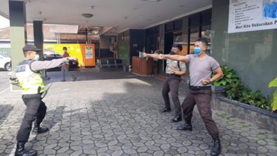 Bhabinkamtibmas Dukuh Polsek Sidomukti Beri Latihan Bela diri Kepada Satpam RS. Hermina Salatiga