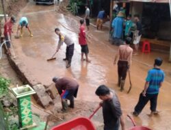 Bhabinkamtibmas Polsek Bandar Bantu Warga Bersihkan Lumpur Yang Menutup Jalan