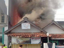 Detik-Detik Kebakaran Rumah Samping Masjid Agung Demak