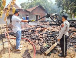 Diduga Akibat Korsleting Listrik, Rumah Joglo Milik Warga Karangsumber Winong Ludes Terbakar