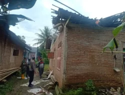Diguyur Hujan Seharian, Atap Rumah Milik Sudiro di Banjarnegara Ambruk