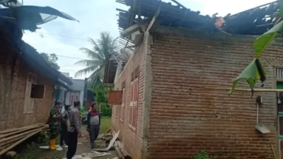 Diguyur Hujan Seharian, Atap Rumah Milik Sudiro di Banjarnegara Ambruk
