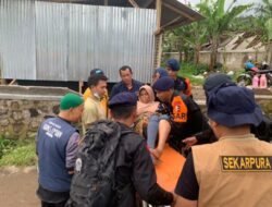 Brimob Polri Gunakan Tandu Untuk Evakuasi Korban Gempa Cianjur di Desa Terisolir