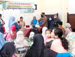 Hadiri Penyaluran Bantuan Di Kelurahan, Kapolsek Sidomukti serahkan Makanan Tambahan Kepada Masyarakat Yang Mengalami PMK Stunting