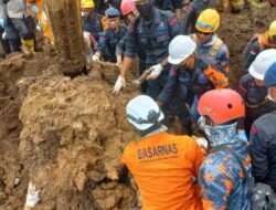 Hujan rintik sejak pagi tak Menghalangi evakuasi 5 korban gempa bumi Cianjur
