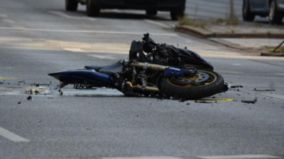 Jalan Menikung dan Licin, Dua Pesepeda Motor Tewas Setelah Menghantam Mobil Pikap