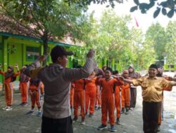 Kanit Binmas dan Bhabinkamtibmas Desa Mlaten Kecamatan Mijen kab.Demak latih PBB siswa siswi MIN 5 Demak.