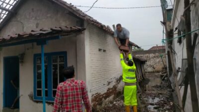 Kapolsek Porong Turun Langsung Cek Dua Desa Diterjang Angin Kencang