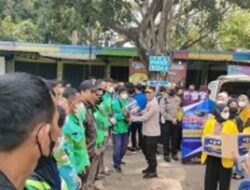 Satgas Pangan Polres Rembang Membagikan Sembako kepada Ojek Online