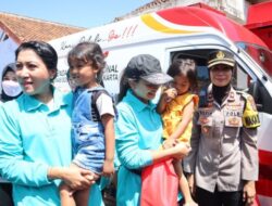 Ketum Persit dan Bhayangkari Meninjau Posko korban gempa bumi Cianjur
