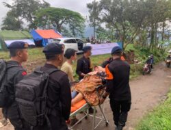 Evakuasi Korban Gempa Cianjur di Desa Terisolir, Brimob Polri Gunakan Tandu