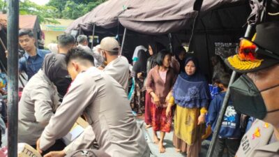 Ketum Bhayangkari Bagikan Selimut dan Kasur Untuk Korban Gempa Cianjur