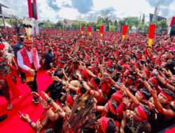 Pasukan Merah Suku Dayak Kawal NKRI, Pancasila dan Jokowi Satu Komando