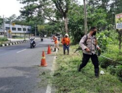 Jaga Lingkungan, Bhabinkamtibmas Kecandran Bersihkan Rumput Di Pinggir Jalan Lingkar Salatiga