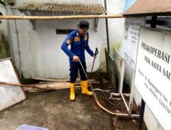 Petugas Damkar Evakuasi Ular Sepanjang 1,5 Meter dari Rumah Dinas Wali Kota Salatiga