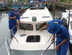 Polairud Polres Pemalang Rawat dan Bersih-bersih Kapal Patroli, Siap Amankan Libur Nataru