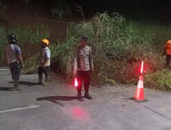 Polres Salatiga bersama Instansi terkait bersihkan tanah longsor di JLS Salatiga