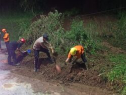 Polres Salatiga bersihkan tanah longsor di Jalur Lingkar Selatan Salatiga