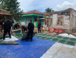 Polri Laksanakan Salat Jumat dan Salat Gaib Berjamaah di Lokasi Gempa Cianjur